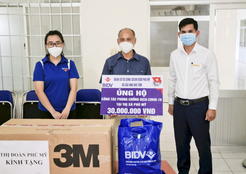 Bí thư Đoàn Thanh niên BIDV Phú Mỹ Ngô Quang Trí trao quà TTYT TX. Phú Mỹ.