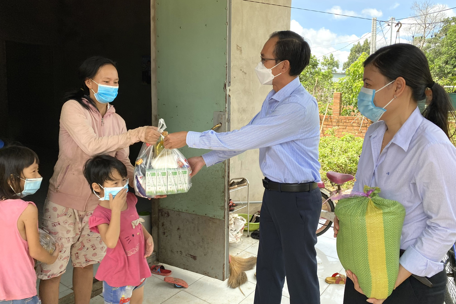 Lãnh đạo phường Hắc Dịch trao quà cho hộ bà Trần Thị Lan.