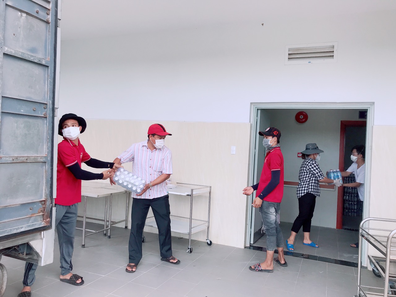 Chuyển nước suối phục vụ đội ngũ y bác sĩ Bệnh viện Vũng Tàu.
