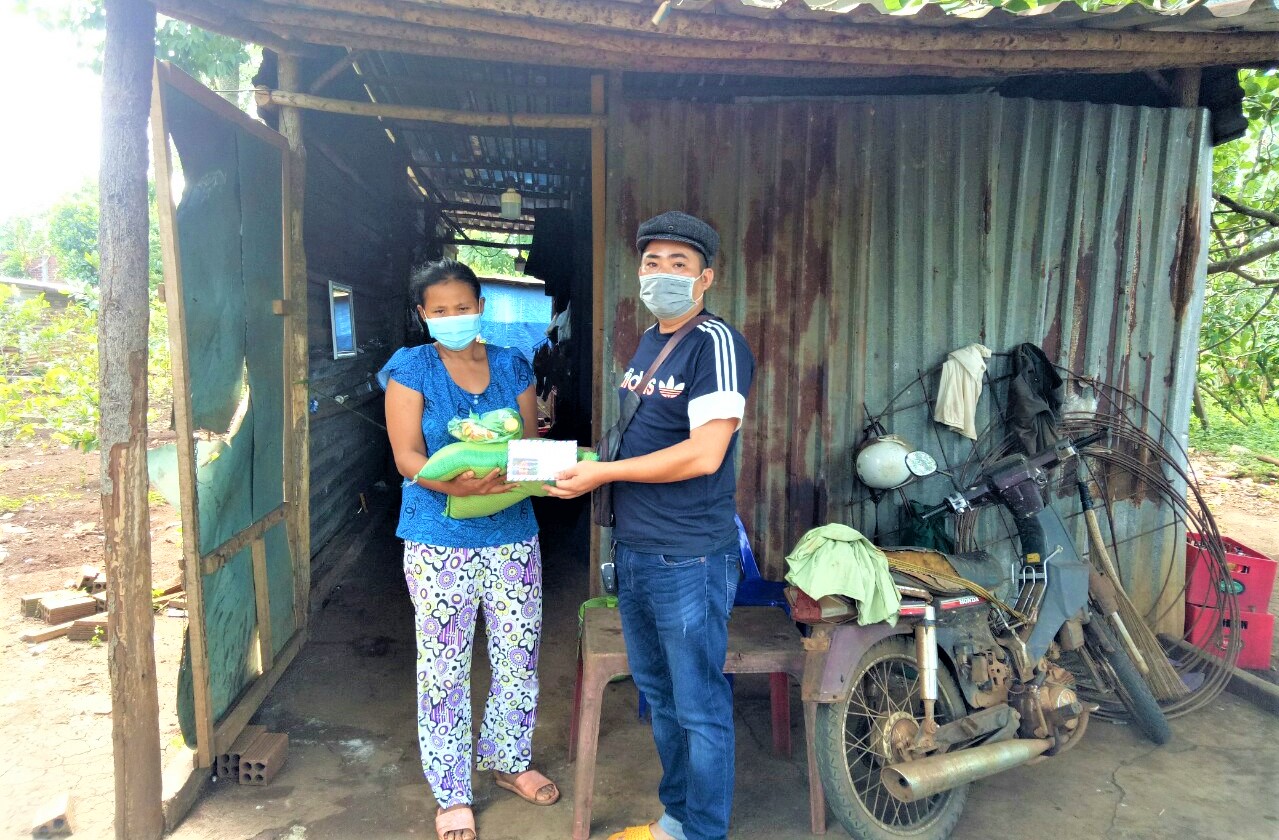 Nhóm thiện nguyện ở huyện Châu Đức tặng quà cho người lao động thất nghiệp.