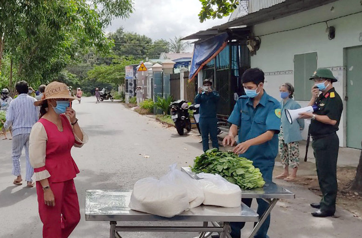 Người dân sống ở các phòng trọ trên địa bàn phường Tân Phước đến nhận gạo, rau, củ, quả do Ban Chỉ huy quân sự TX. Phú Mỹ tặng.