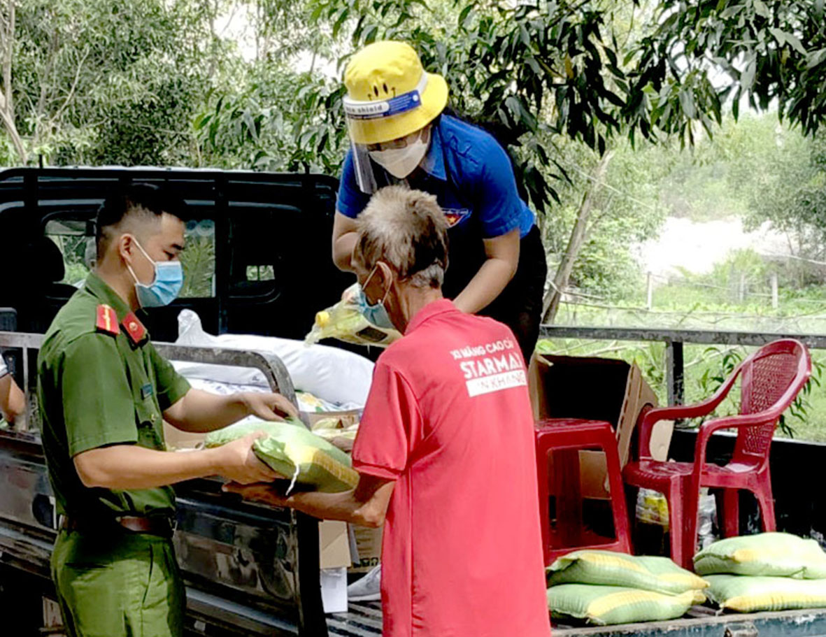 Công an phường Phước Hòa tặng quà cho những hộ dân khó khăn sống ở khu vực chân núi Ông Trịnh.