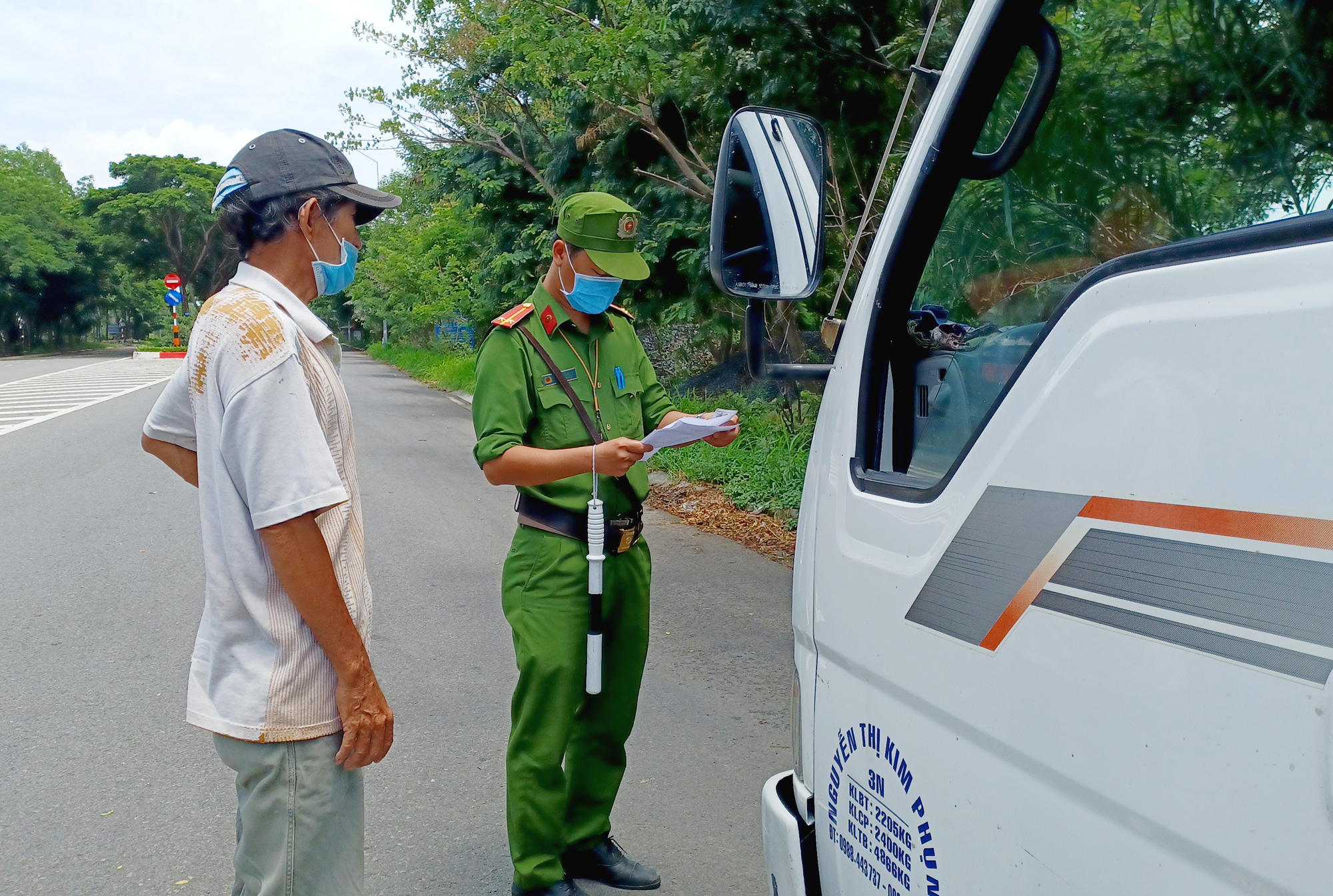 Lực lượng công an kiểm soát người ra vào xã Long Sơn tại chốt kiểm soát cầu Gò Găng (xã Long Sơn) sáng 5/8.