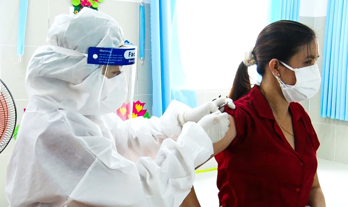 BR-VT đang đẩy nhanh tiến độ tiêm vaccine phòng COVID-19. Trong ảnh: Nhân viên y tế tiêm vaccin phòng COVID-19 cho người dân khu phố Hải Hà 1, TT. Long Hải, huyện Long Điền vào ngày 5/8. Ảnh: ĐINH HÙNG