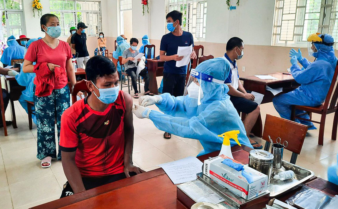 Nhân viên y tế tiêm vắc xin phòng COVID-19 cho người dân khu phố Hải Hà 1, TT. Long Hải (huyện Long Điền). Ảnh: ĐINH HÙNG