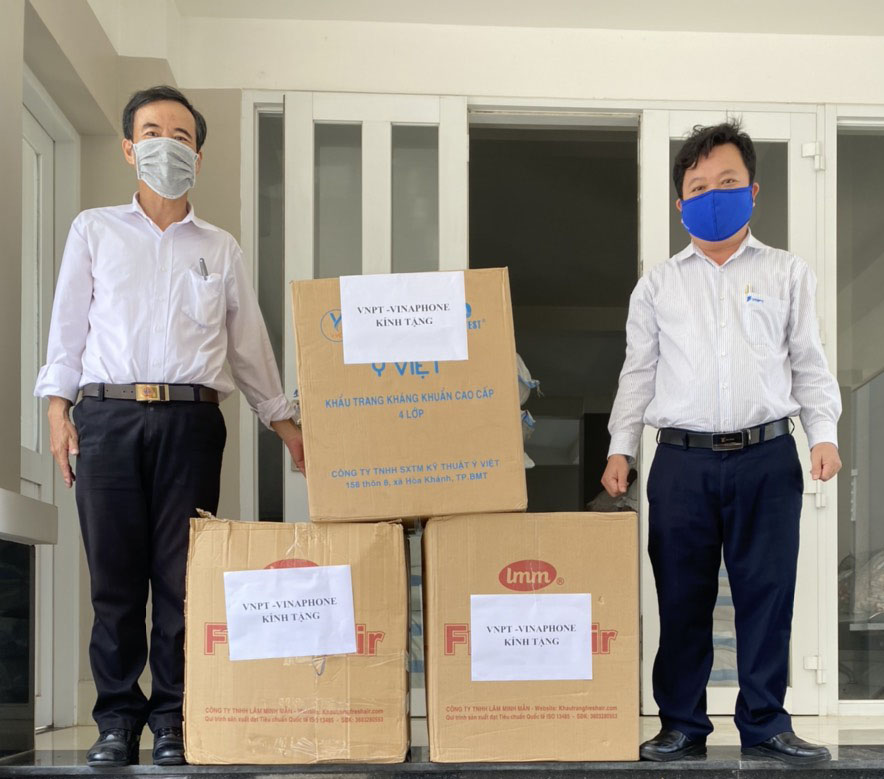 Ông Huỳnh Minh (bìa trái), Chủ tịch UBMTTQ Việt Nam huyện Long Điền tiếp nhận 7.000 chiếc khẩu trang y tế từ đại diện Trung tâm kinh doanh VNPT Bà Rịa - Vũng Tàu.