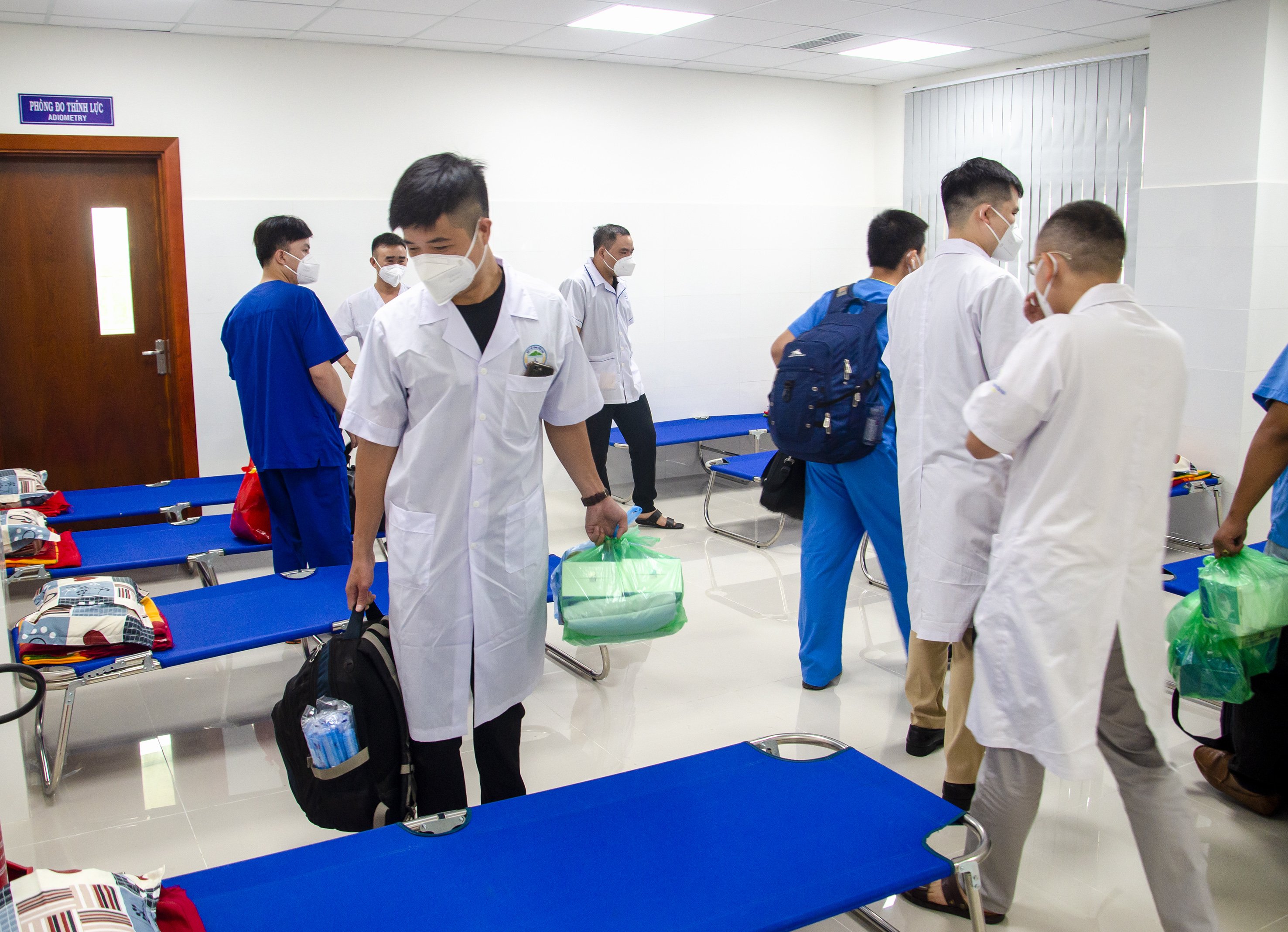 Đoàn bác sĩ, điều dưỡng từ tỉnh Yên Bái được bố trí 3 tại chỗ tại cơ sở điều trị COVID-19 Bệnh viện Vũng Tàu (đường 2/9, phường 11, TP. Vũng Tàu). Ảnh: MẠNH THẮNG