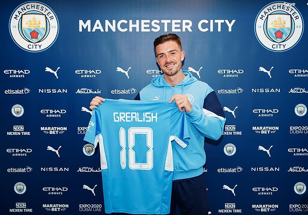 Grealish khoác áo số 10 quen thuộc ở Man City.