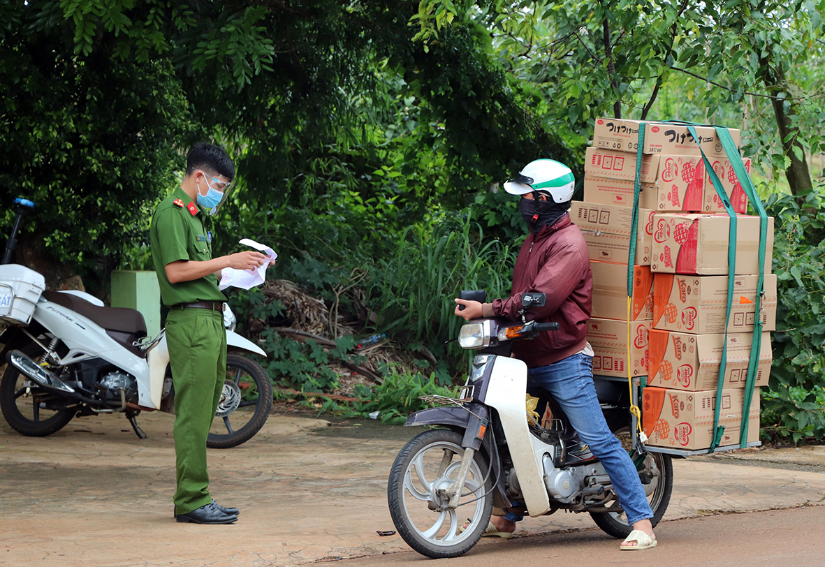 Công an xã Bình Ba trực 24/24, kiểm tra người và các phương tiện lưu thông trên QL56 qua địa phận xã.