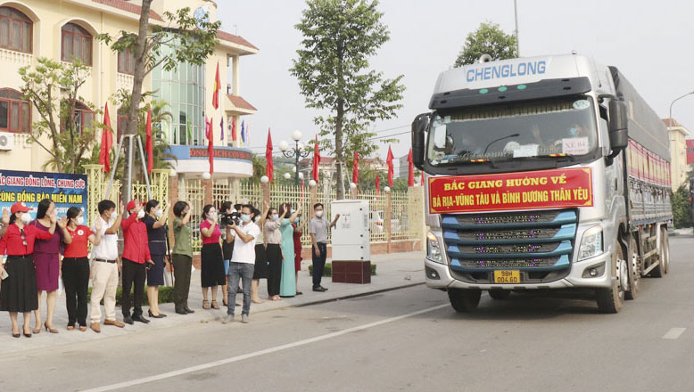 Đoàn xe tình nguyện tỉnh Bắc Giang xuất phát ngày 6/8 mang các nhu yếu phẩm hỗ trợ 2 tỉnh Bà Rịa - Vũng Tàu và Bình Dương phòng, chống dịch. Ảnh: Báo Bắc Giang 