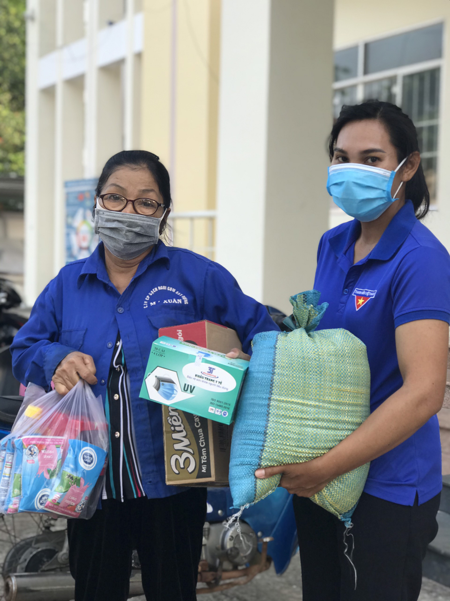 ĐVTN xã Sông Xoài (TX. Phú Mỹ) tặng quà từ “Chuyến xe 0 đồng”  đến tận tay người khó khăn.