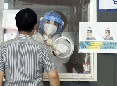 Nhân viên y tế lấy mẫu xét nghiệm COVID-19 cho người dân tại Soeul (Hàn Quốc).