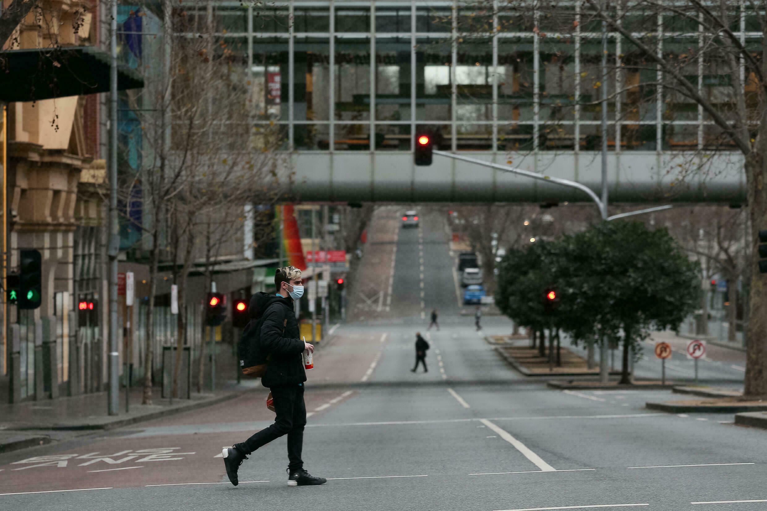 Cảnh vắng vẻ trên đường phố ở Melbourne khi Australia thực thi lệnh phong tỏa lần thứ 6 nhằm đối phó với làn sóng dịch COVID-19 do biến thể Delta gây ra, ngày 6/8.