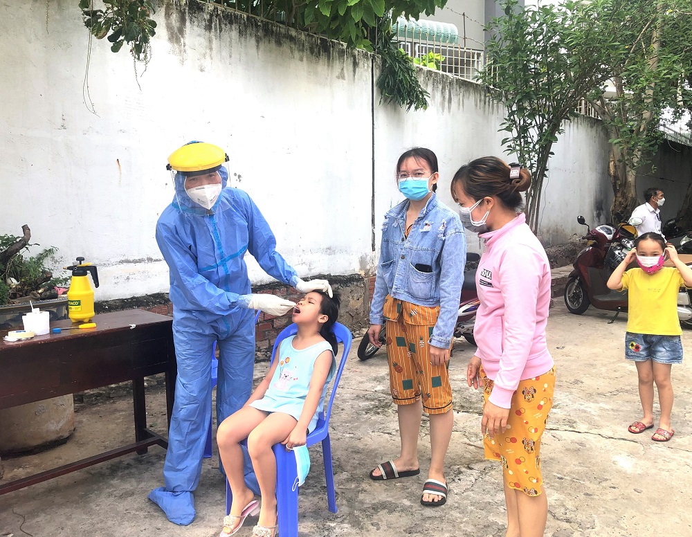 Xét nghiệm COVID-19 cho người dân thuê trọ tại hẻm 780 đường Bình Giã, phường 10, TP. Vũng Tàu.