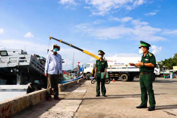 Cán bộ, chiến sĩ Đồn Biên phòng Phước Tỉnh thông tin thêm các vấn đề  về phòng, chống dịch với ngư dân.