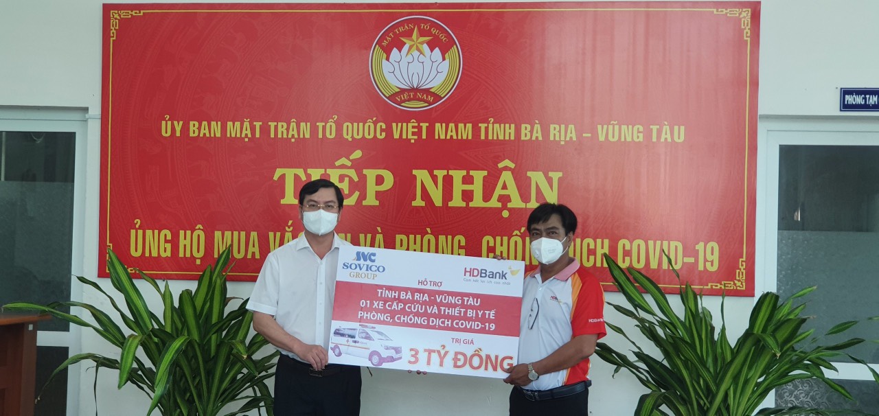 Ông Nguyễn Công Vinh (trái), Phó Chủ tịch UBND tỉnh nhận tấm bảng tặng tượng trưng trao tặng xe cứu thương và thiết bị y tế từ ông Nguyễn Gia Hồng, Giám đốc HDBank Chi nhánh Vũng Tàu.