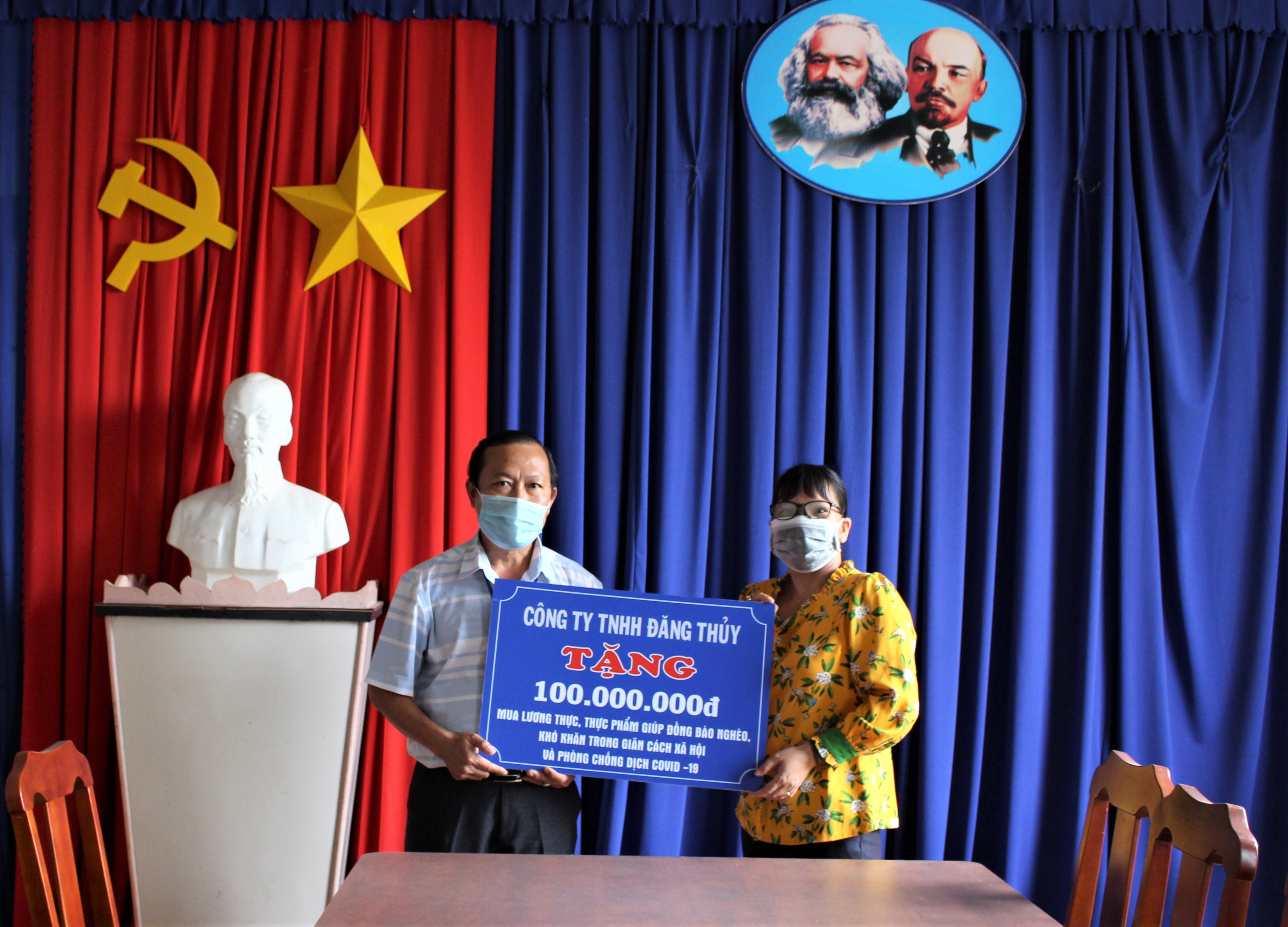 Đại diện Công ty TNHH Đăng Thủy trao Bảng tượng trưng ủng hộ 100 triệu đồng iúp đỡ người khó khăn bị ảnh hưởng bởi dịch COVID-19 ở huyện Châu Đức