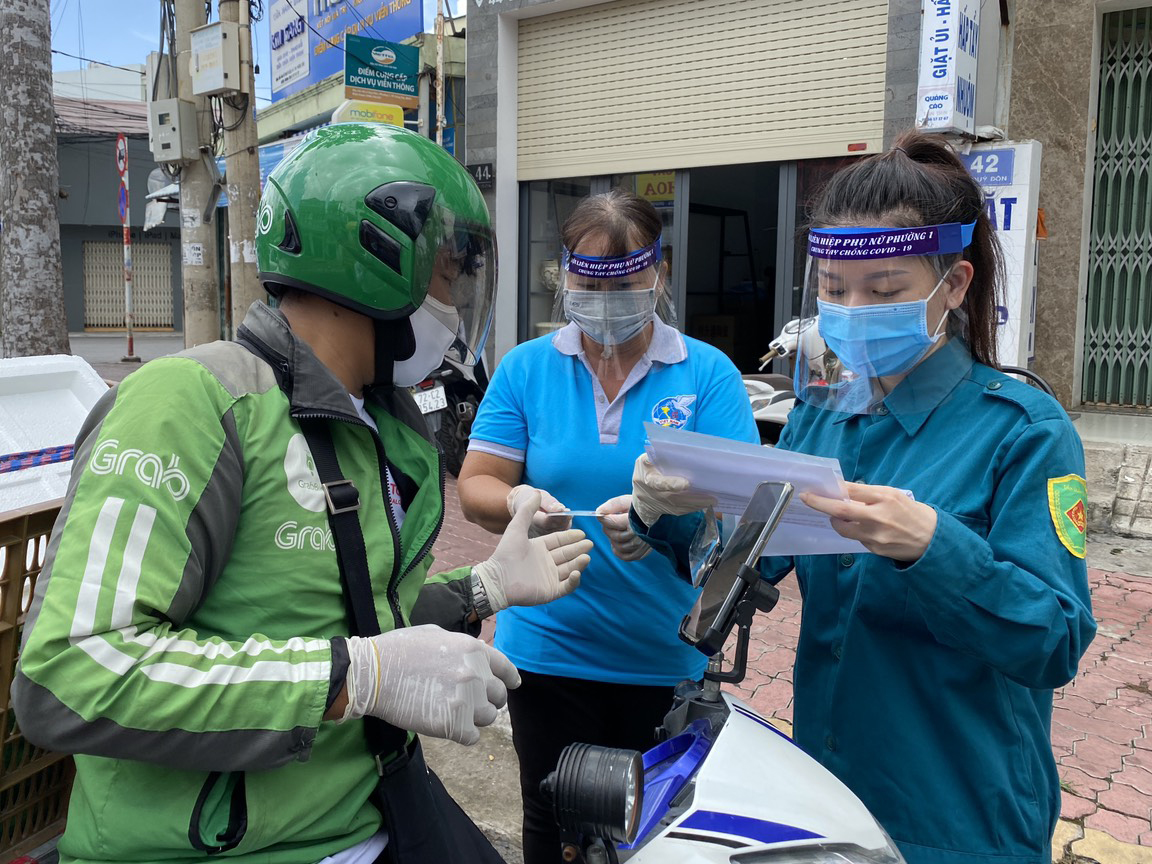 Lực lượng dân quân phường 1, TP. Vũng Tàu kiểm tra giấy đi đường của người dân trên đường Lê Quý Đôn. Ảnh: MINH NHÂN
