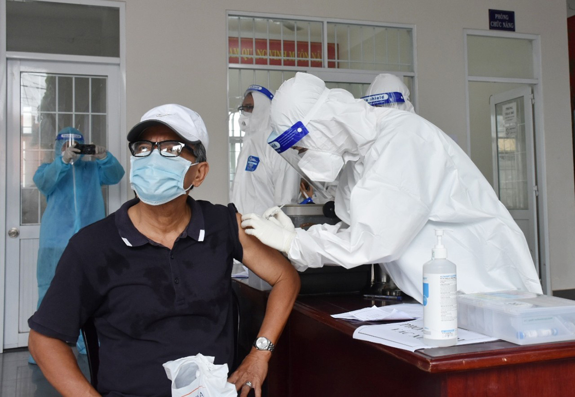 Nhân viên y tế tiêm vắc xin phòng  COVID-19 cho người dân trên địa bàn thị trấn Long Hải, huyện Long Điền. Ảnh: TUYẾT MAI