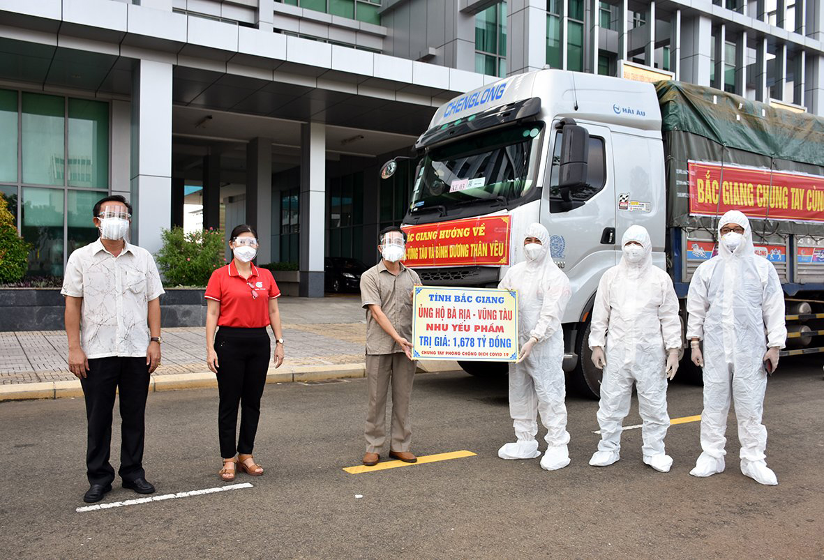 Ông Nguyễn Kế Toại (thứ ba từ trái qua), Phó Chủ tịch UBMTTQ Việt Nam tỉnh; ông Lê Hồng Ngọc (thứ nhất từ trái qua), Phó Chủ tịch UBMTTQ Việt Nam tỉnh và bà Lê Thị Kim Thu, Chủ tịch Hội LHPN Việt Nam tỉnh tiếp nhận nhu yếu phẩm, vật tư y tế do tỉnh Bắc Giang hỗ trợ.