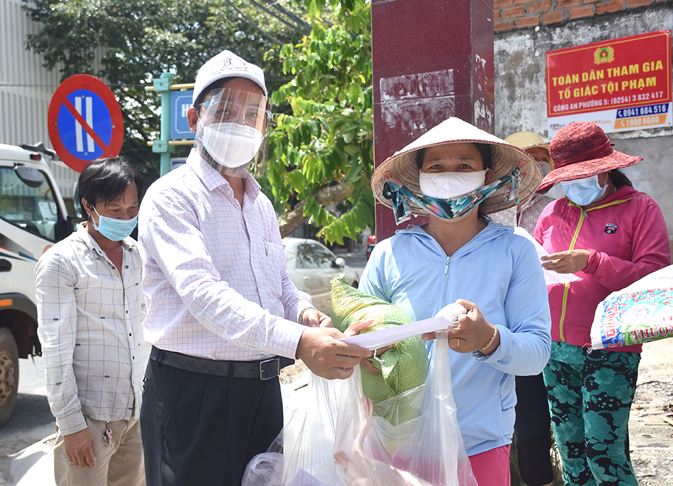 Ông Phạm Văn Triêm, Chủ tịch HĐH Quảng Ngãi tại tỉnh Bà Rịa - Vũng Tàu trao quà cho đồng hương Quảng Ngãi đang thuê trọ tại phường 5, TP. Vũng Tàu.