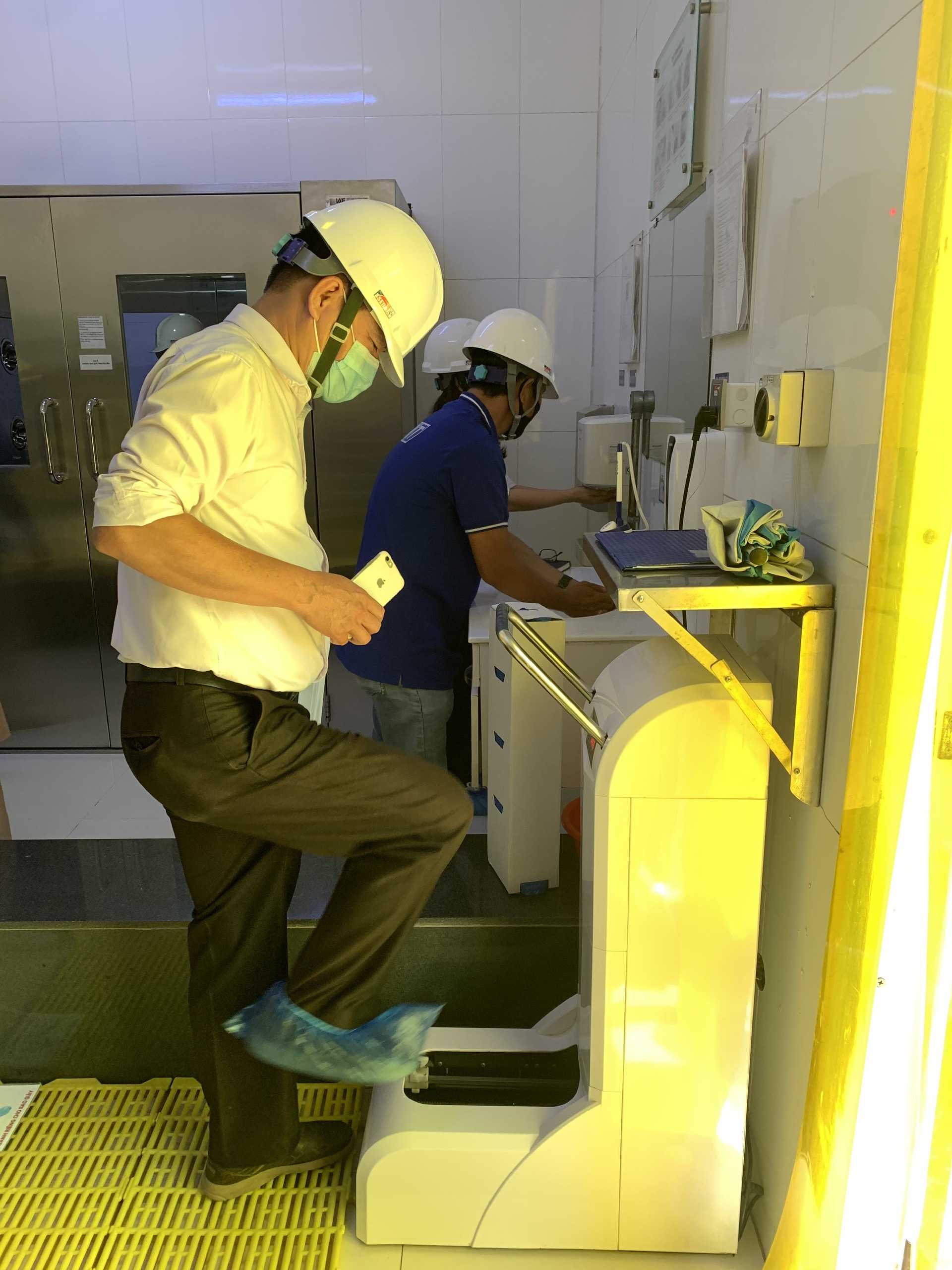 Các DN trong KCN trên địa bàn tỉnh đã thực hiện tốt mục tiêu kép.  Trong ảnh: Người lao động khử khuẩn và mang thiết bị bảo hộ tại Công ty TNHH  Xay lúa mì Việt Nam (KCN Mỹ Xuân A, TX. Phú Mỹ).