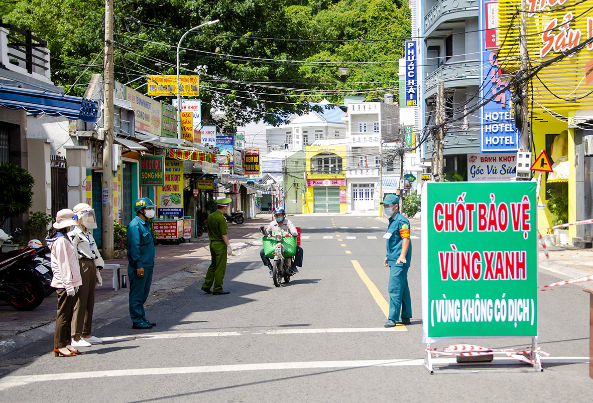 Lực lượng chức năng kiểm soát người ra, vào tại Chốt bảo vệ vùng xanh đường Lương Văn Can, phường 2, TP.Vũng Tàu. Ảnh: BẢO KHÁNH