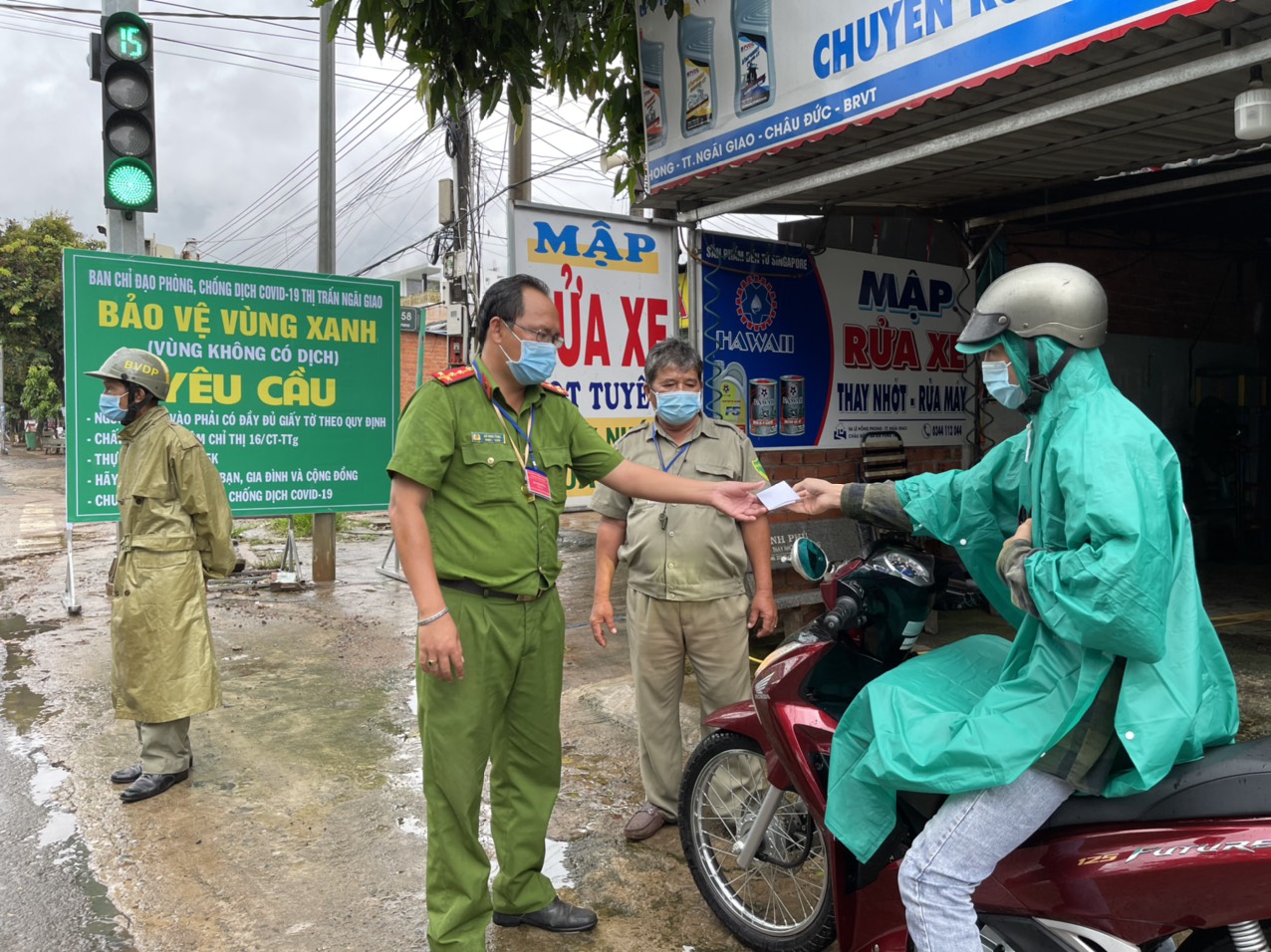 Công an TT.Ngãi Giao kiểm tra người dân ra đường tại chốt “Bảo vệ vùng xanh” tại TT.Ngãi Giao.