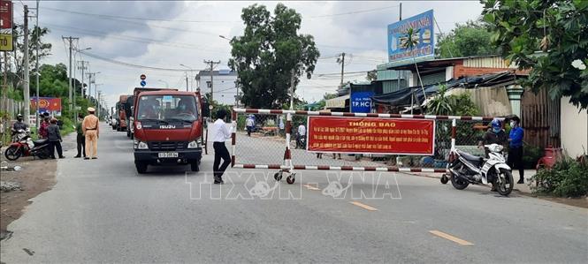 Chốt kiểm tra giáp ranh thành phố Hồ Chính Minh, tại đường tỉnh 830C, thuộc xã Mỹ Yên (Bến Lức, Long An). Ảnh: Thanh Bình/TTXVN.