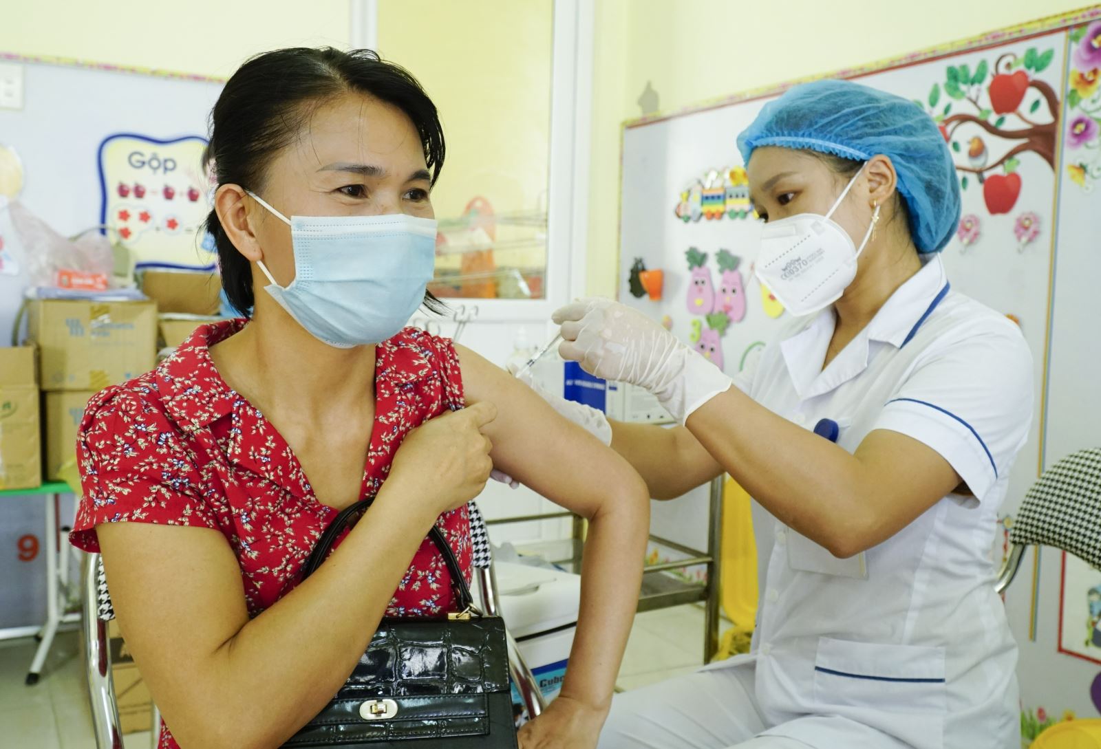 Người dân tiêm vaccine phòng COVID-19. Ảnh: TTXVN.