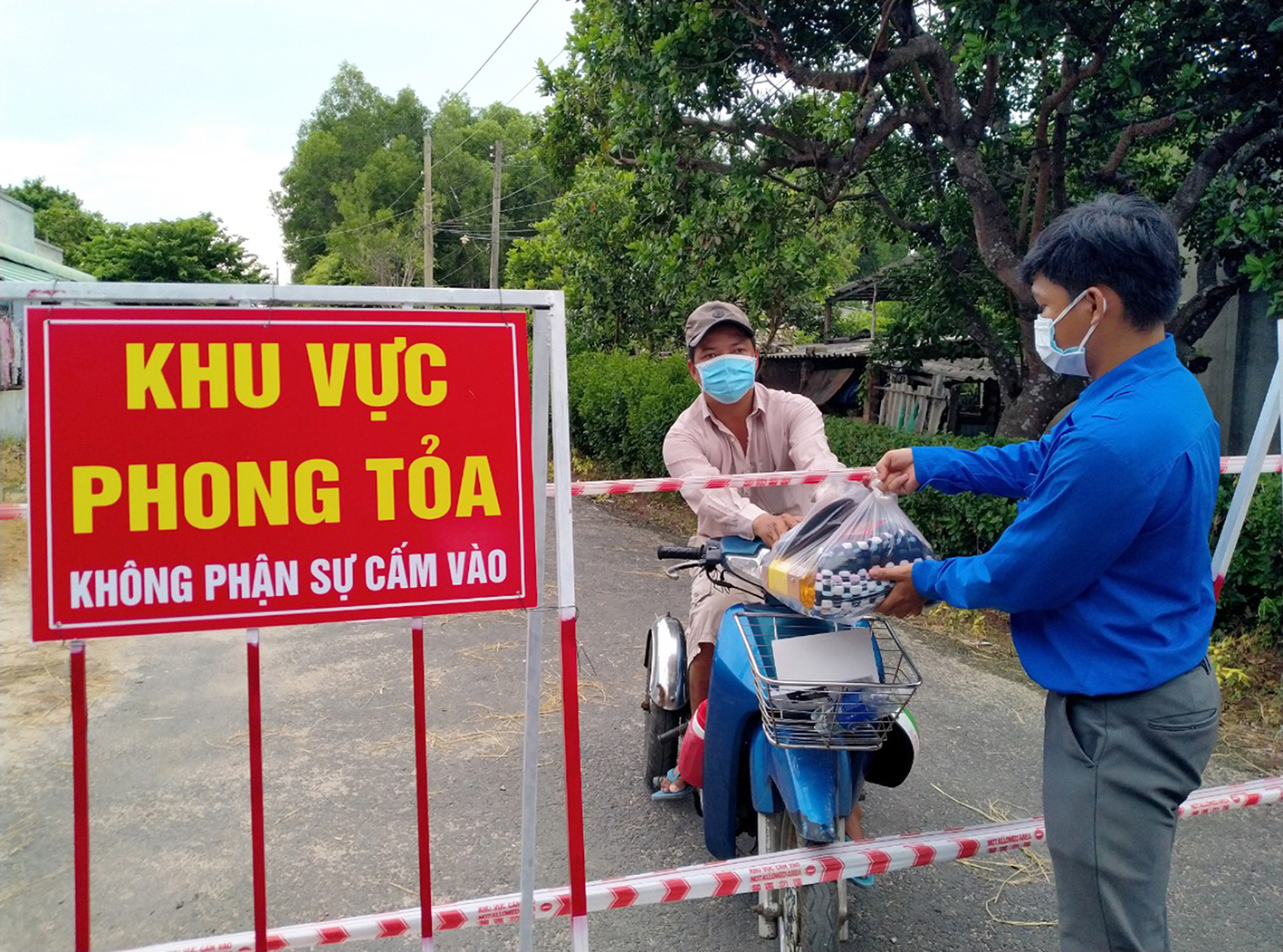 Đoàn viên thanh niên xã Phước Thuận, huyện Xuyên Mộc đi chợ thay cho người dân tại khu phong tỏa ấp Hồ Tràm. Ảnh: VĂN ANH