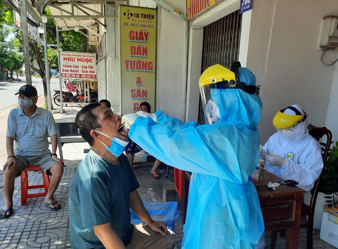 Nhân viên y tế lấy mẫu xét nghiệm SARS-CoV-2 cho người dân khu phố Hải Hà 1, TT. Long Hải. Ảnh: NGUYỄN TUYỀN