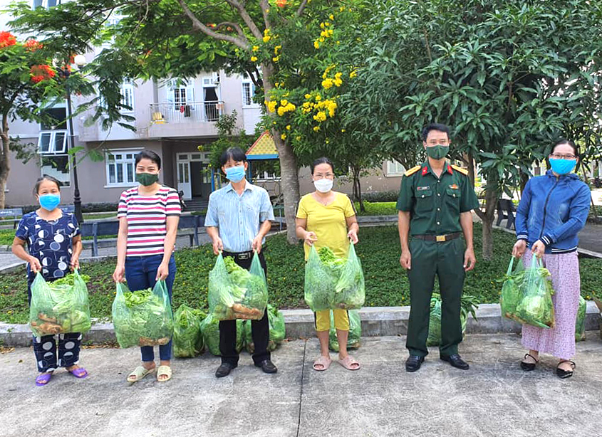 Đại diện Bộ CHQS tỉnh trao nhu yếu phẩm cho gia đình cán bộ, chiến sĩ đang sinh sống tại Nhà công vụ Bộ CHQS tỉnh.