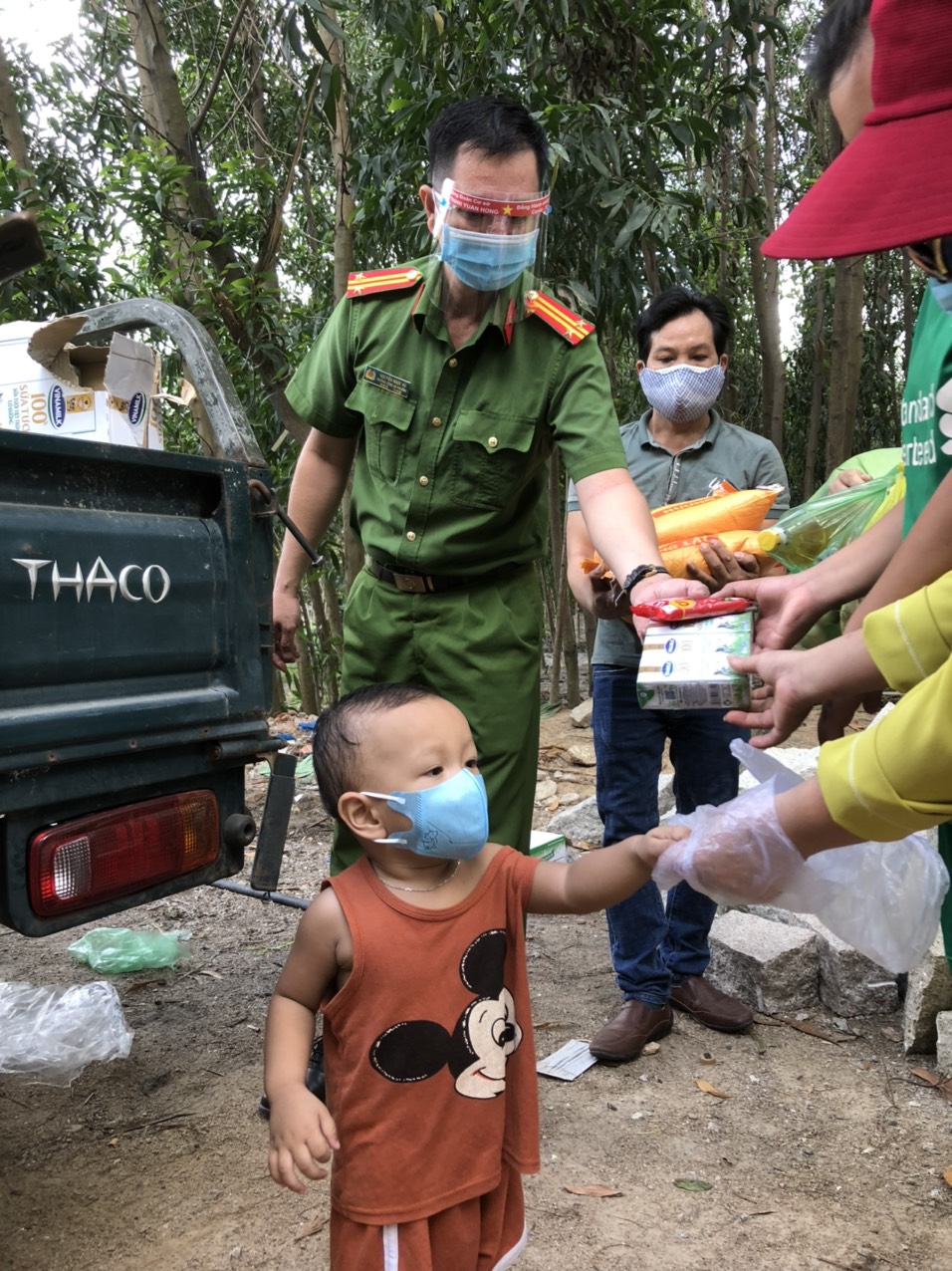 Công an phường Phước Hòa tặng sữa, bánh, xúc xích cho những gia đình có trẻ em.