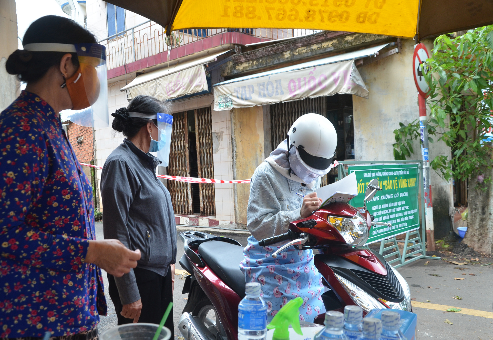 Người dân khai thông tin tại tổ tự quản “Bảo vệ vùng xanh” (tổ 10, 11, KP. Phước Sơn, huyện Đất Đỏ).  Ảnh: ĐÔNG HIẾU