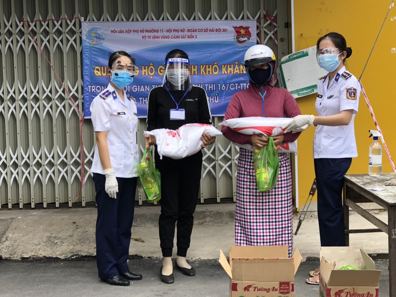 Hội LHPN và Đoàn Thanh niên Bộ Tư lệnh Vùng Cảnh sát biển 3 tặng quà người dân có hoàn cảnh khó khăn trên địa bàn phường 11.