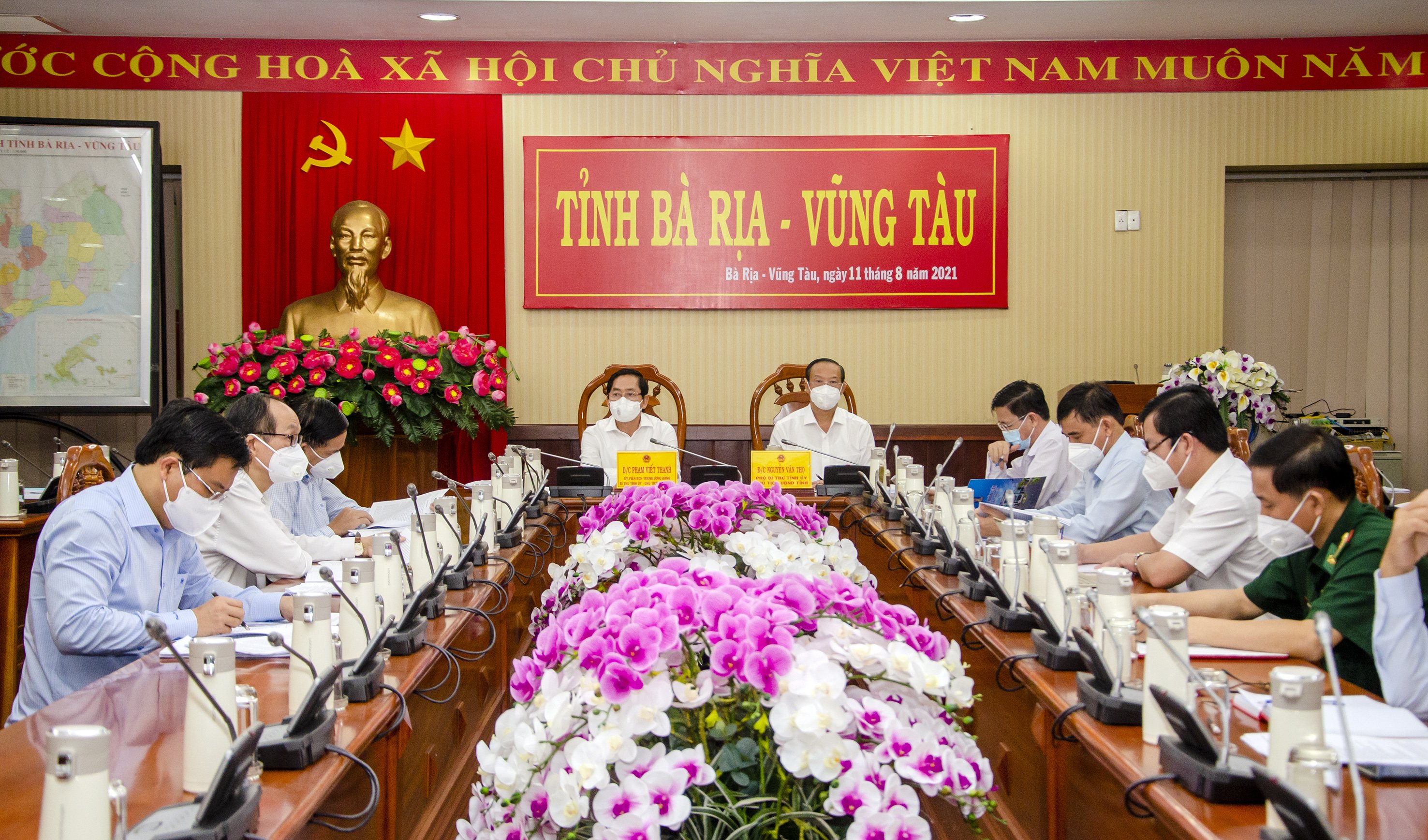 Ông Phạm Viết Thanh, Ủy viên Trung ương Đảng, Bí thư Tỉnh ủy, Chủ tịch HĐND tỉnh; đồng chí Nguyễn Văn Thọ, Phó Bí thư Tỉnh ủy, Chủ tịch UBND tỉnh tham dự phiên họp tại điểm cầu BR-VT. Ảnh: Mạnh Thắng