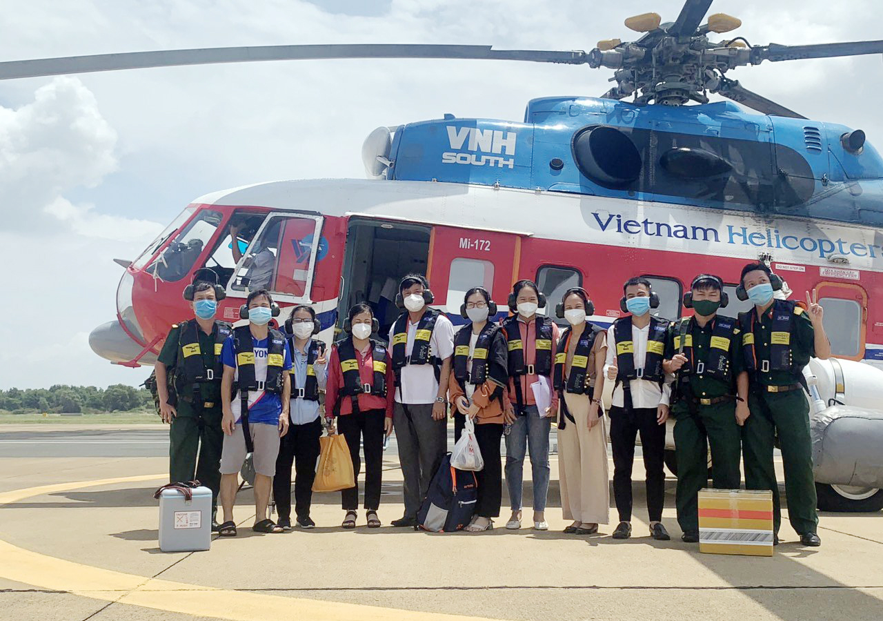 Đoàn bác sĩ, nhân viên y tế của Công an tỉnh, Bộ CHQS tỉnh cùng lên đường hỗ trợ huyện Côn Đảo trong công tác tiêm vắc xin COVID-19.