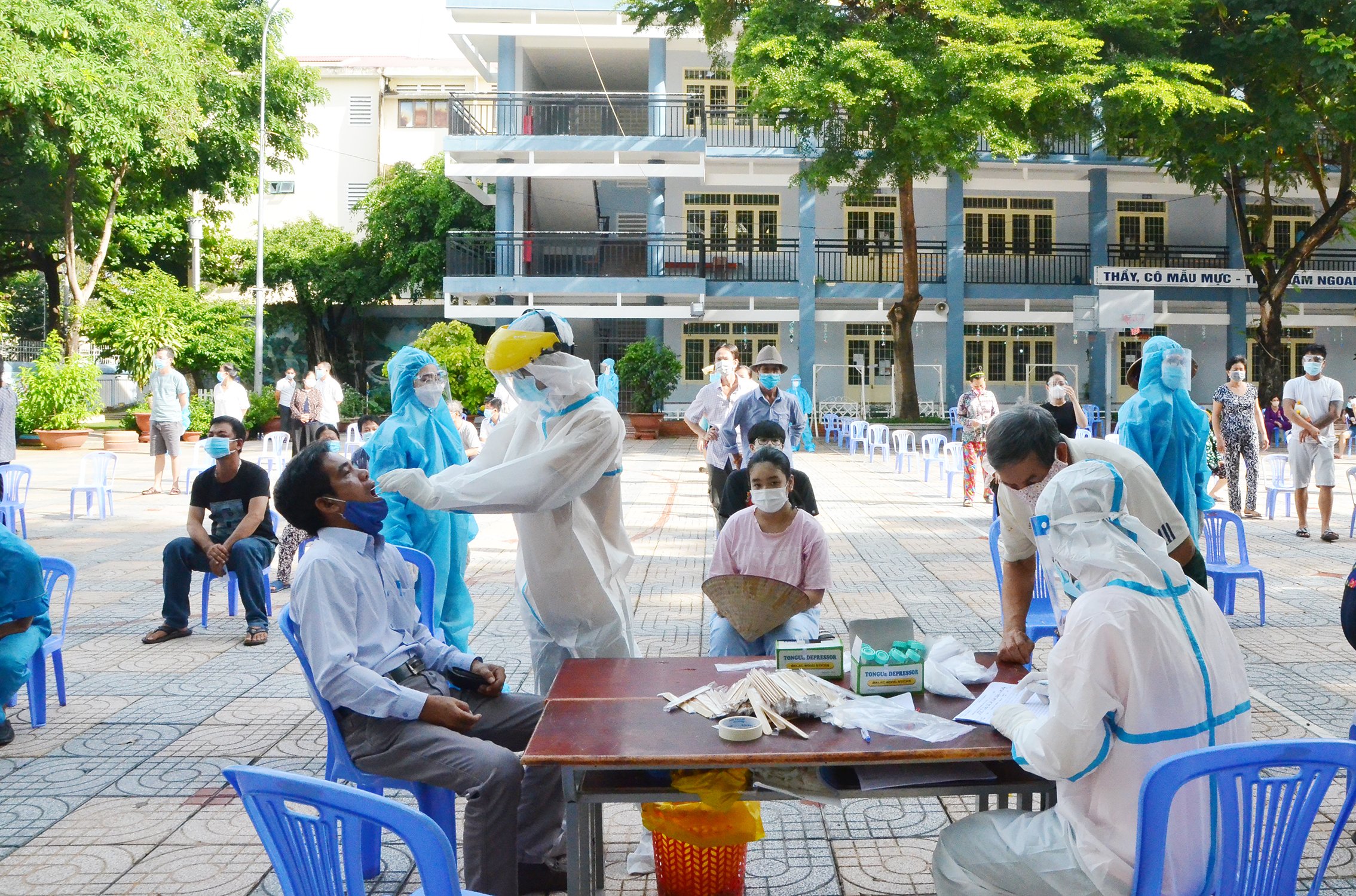 Lực lượng y tế lấy mẫu người dân phường 11, TP.Vũng Tàu.