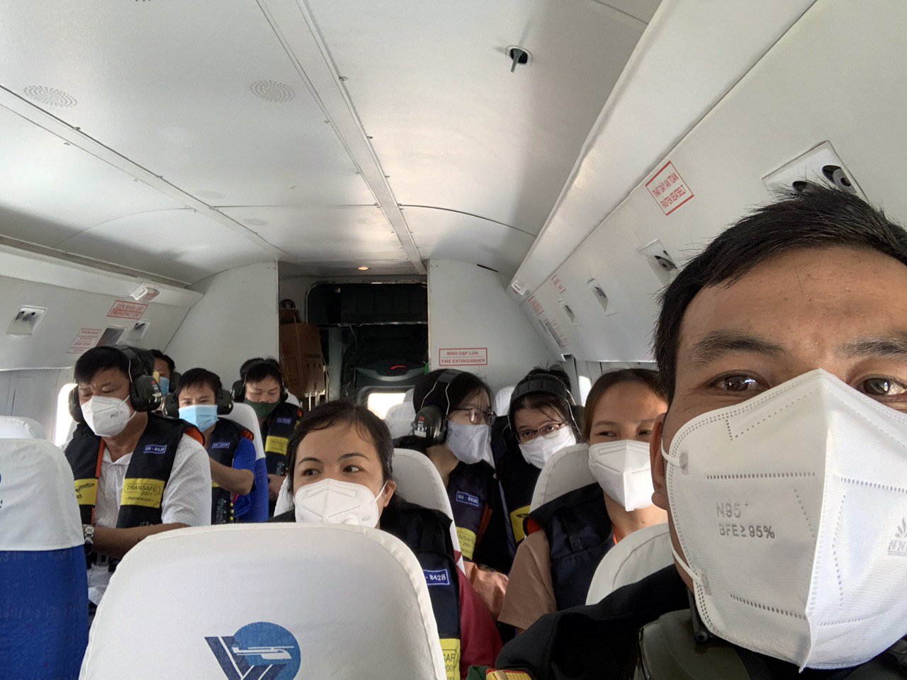 Các thành viên trong đoàn bác sĩ, nhân viên y tế trên trực thăng đến huyện Côn Đảo hỗ trợ cho lực lượng y tế địa phương tiêm phòng vắc xin COVID-19.