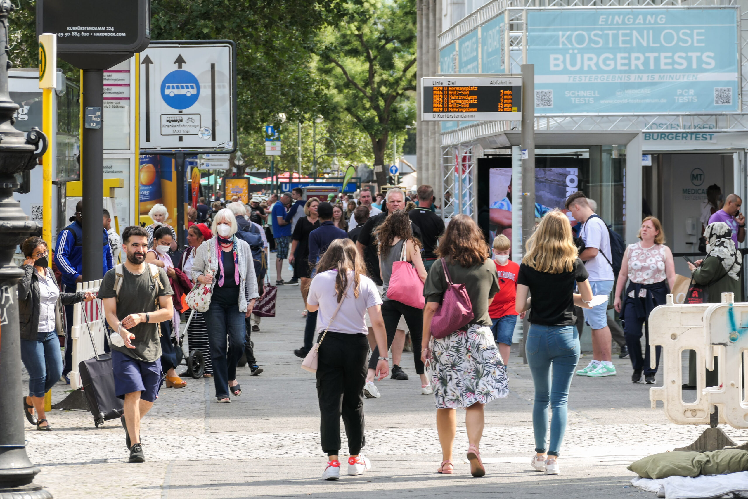 Người dân di chuyển trên đường phố tại Berlin (Đức).