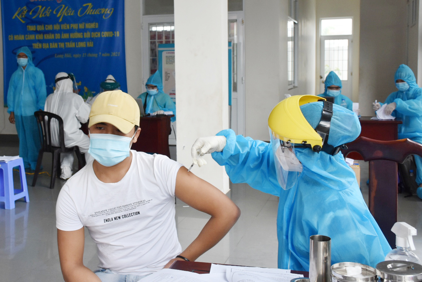 Nhân viên y tế tiêm vắc xin phòng COVID-19 cho người dân TT. Long Hải (huyện Long Điền).