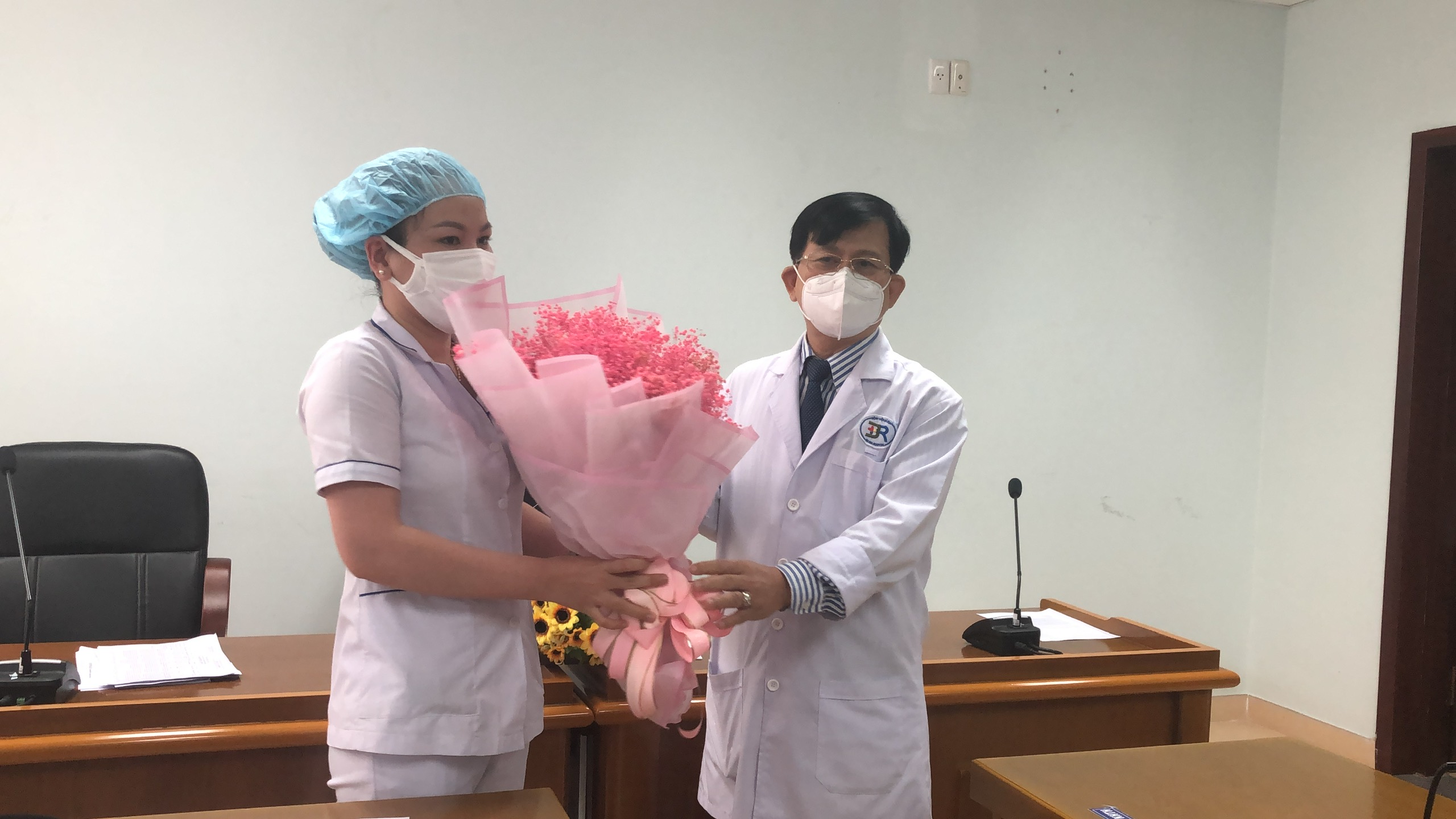 Bác sĩ Nguyễn Văn Hương, Giám đốc Bệnh viện Bà Rịa tặng hoa Đoàn y, bác sĩ tăng cường cho Bệnh viện Vũng Tàu.