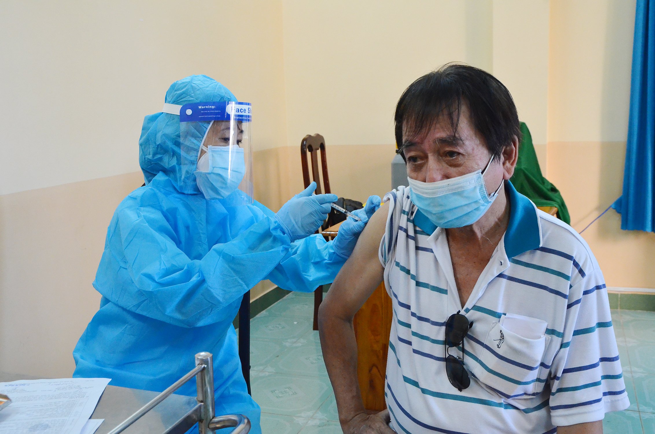 Nhân viên y tế tiêm vắc xin phòng COVID-19 cho người dân tại điểm tiêm Trường THCS Huỳnh Khương Ninh, TP.Vũng Tàu. Ảnh Minh Thanh