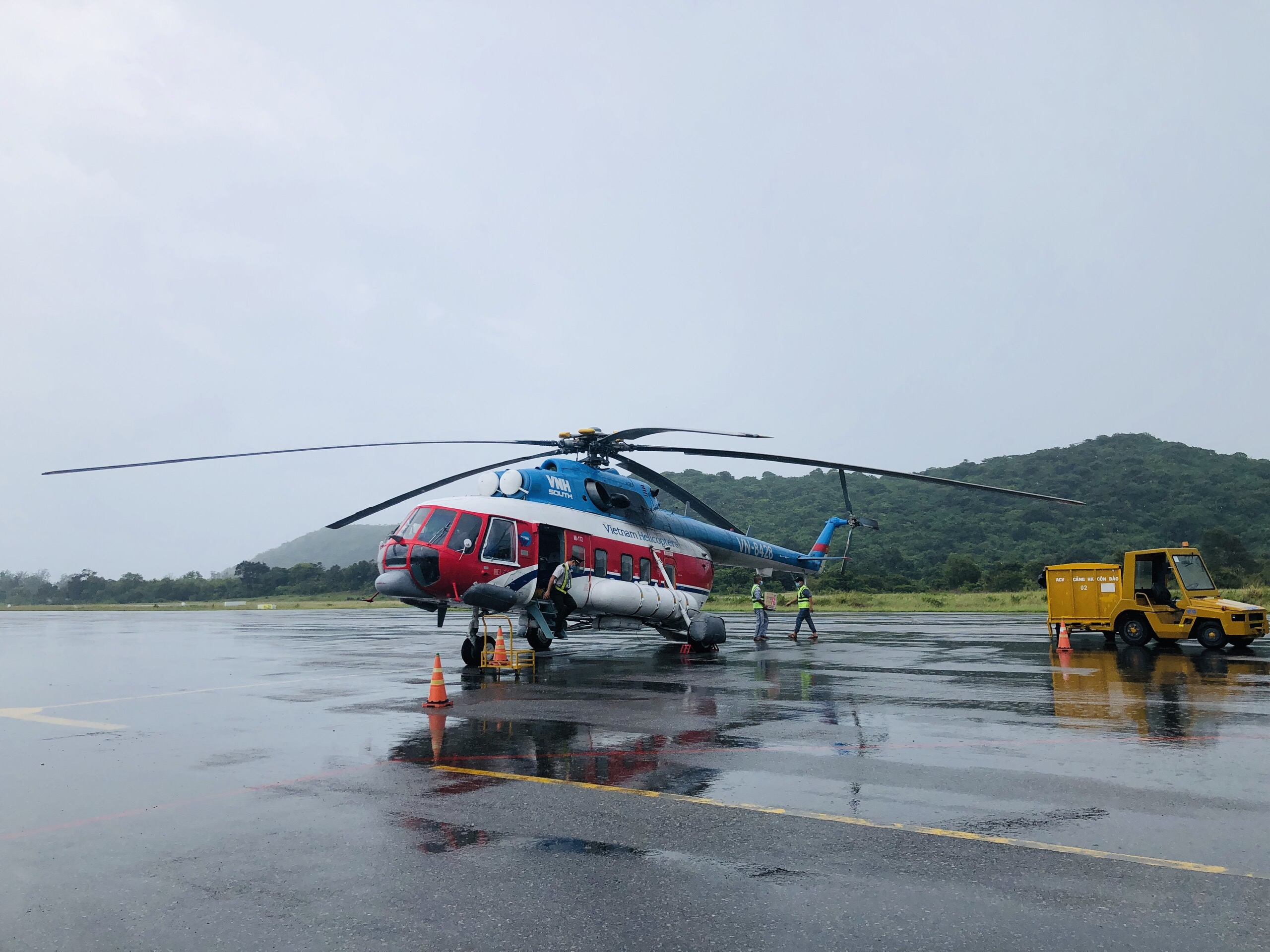 Trực thăng vận chuyển vắc xin phòng COVID-19 và đội ngũ y, bác sĩ  ra hỗ trợ tiêm cho người dân huyện Côn Đảo.  Ảnh: MẠNH CƯỜNG