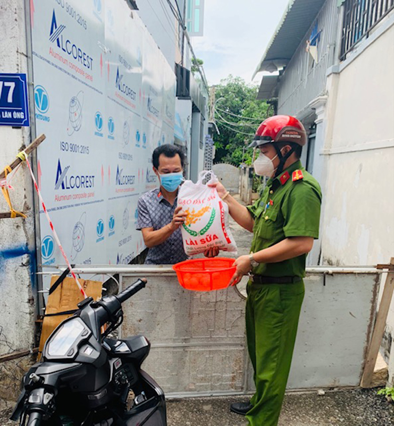 Công an phường Rạch Dừa trao quà cho người dân.