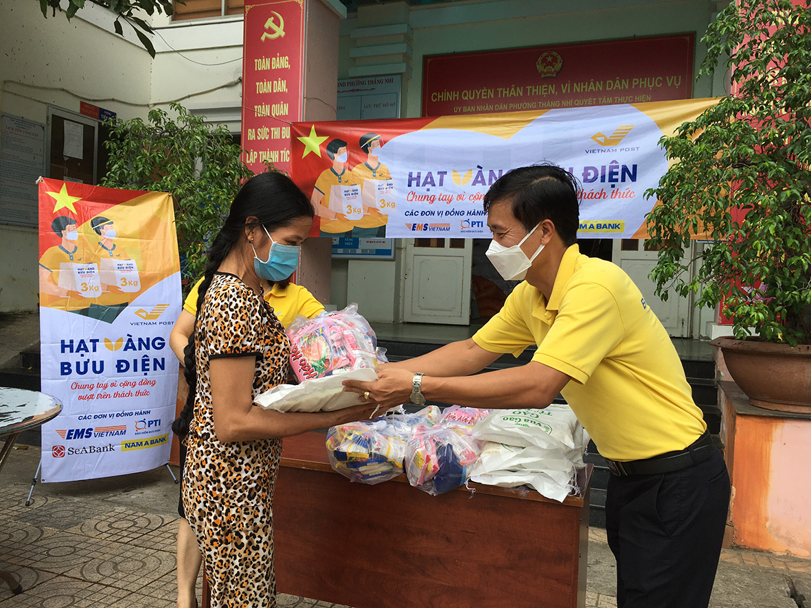 Đại diện Bưu điện tỉnh trao túi gạo cho người dân trên địa bàn phường Thắng Nhì.
