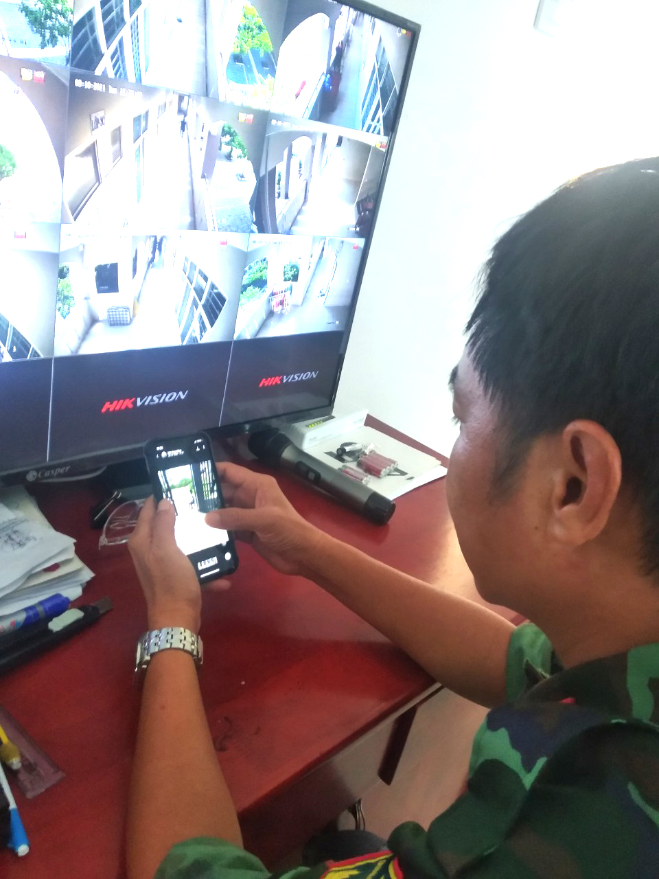 Đại úy Hoàng Lưu Điền trò chuyện với  vợ và 2 con trai qua cuộc gọi zalo trên điện thoại.