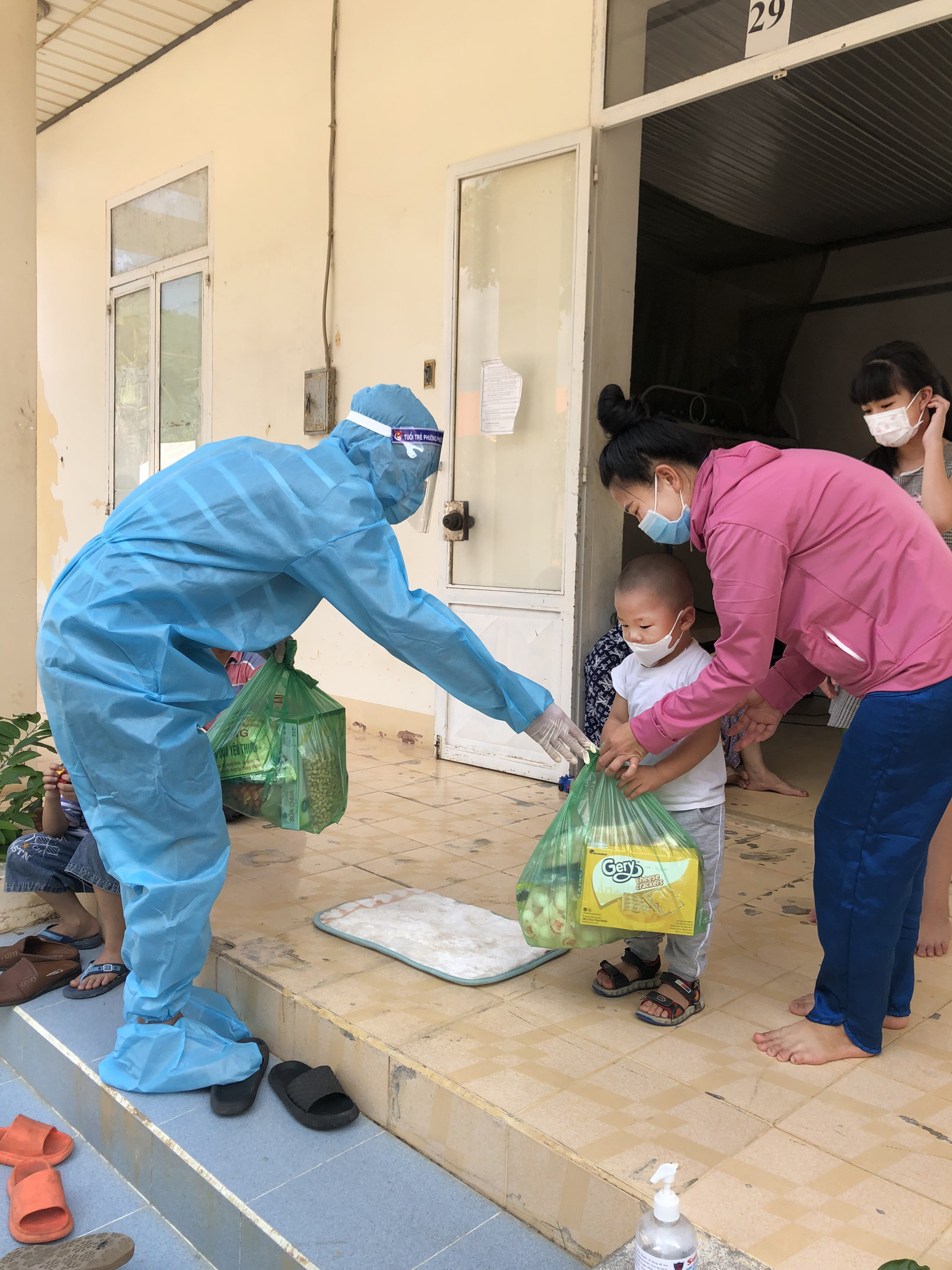 Trao quà cho các em nhỏ trong khu cách ly.