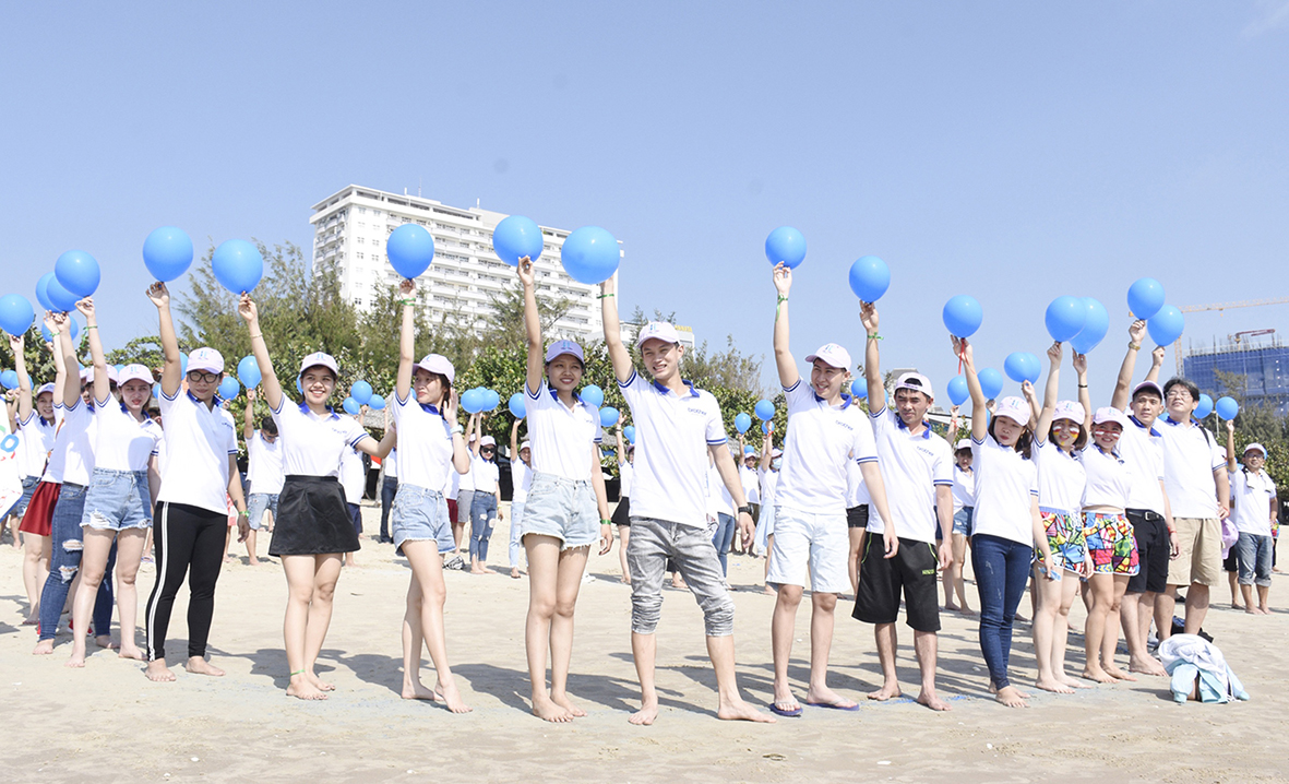 Du khách chơi teambuilding tại Bãi Sau tháng 10/2020. Ảnh: MINH HƯƠNG